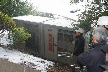 防災倉庫の中身を確認している様子