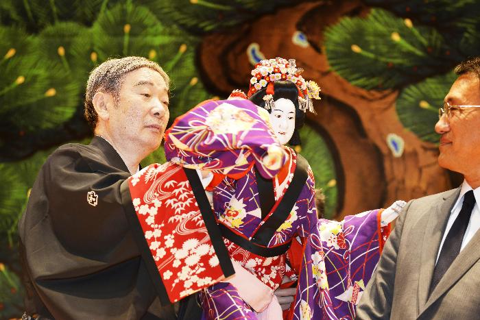 人形を操る吉田和生氏