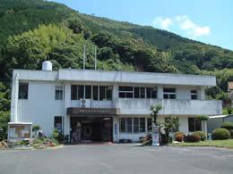 明間公民館の外観の写真