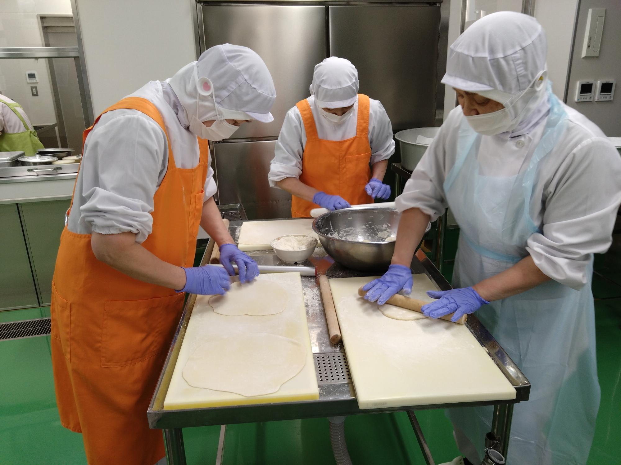 給食センターでツイワンを作る様子