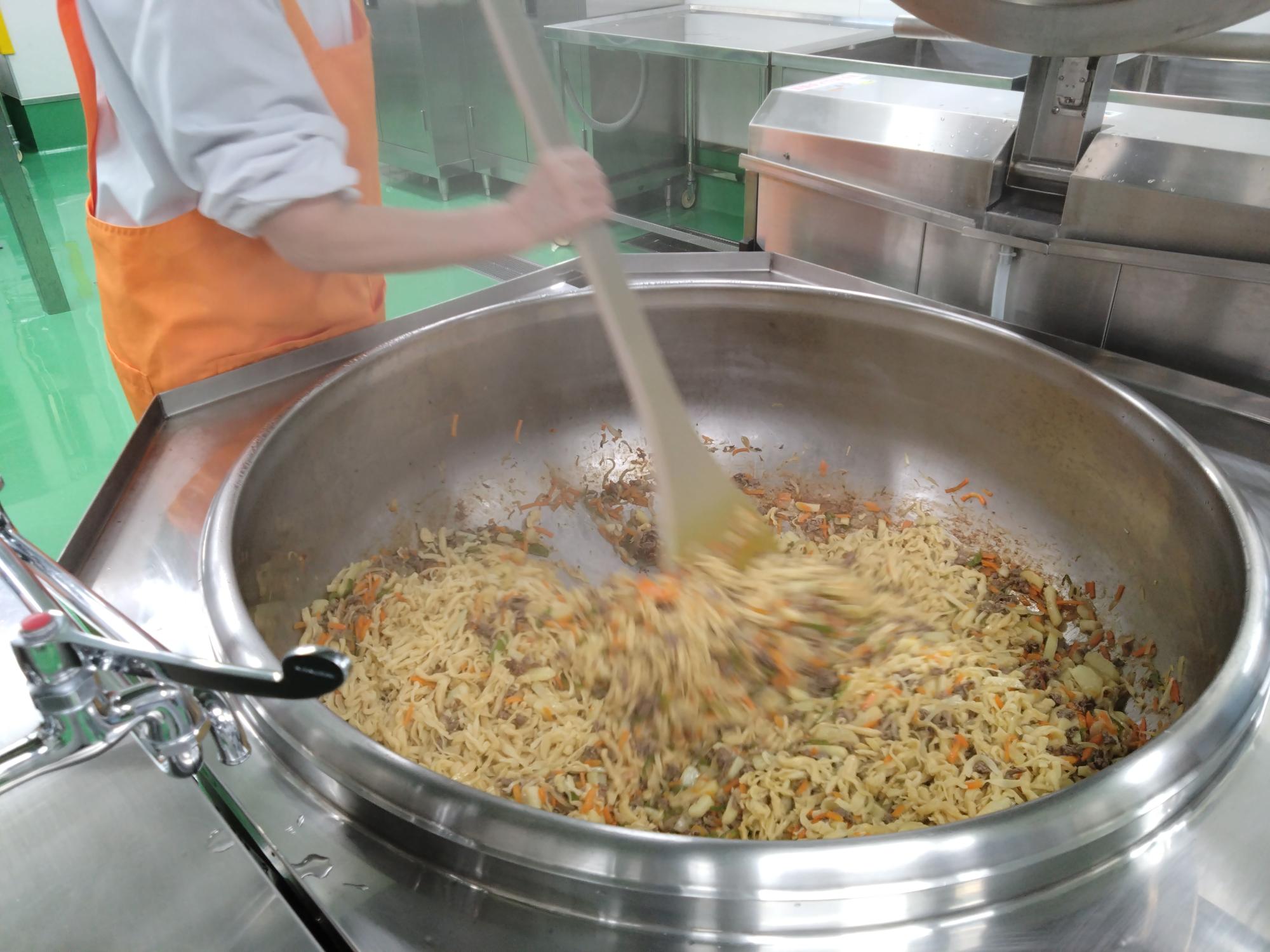 給食センターでツイワンを作る様子
