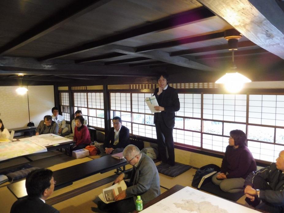 委員長が末光家ワークショップのまとめを発表している写真.jpg