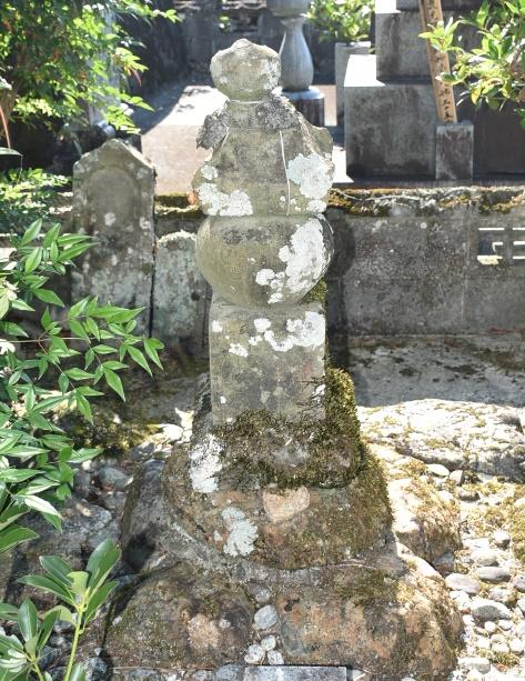大塚源十郎五輪塔 北から撮影