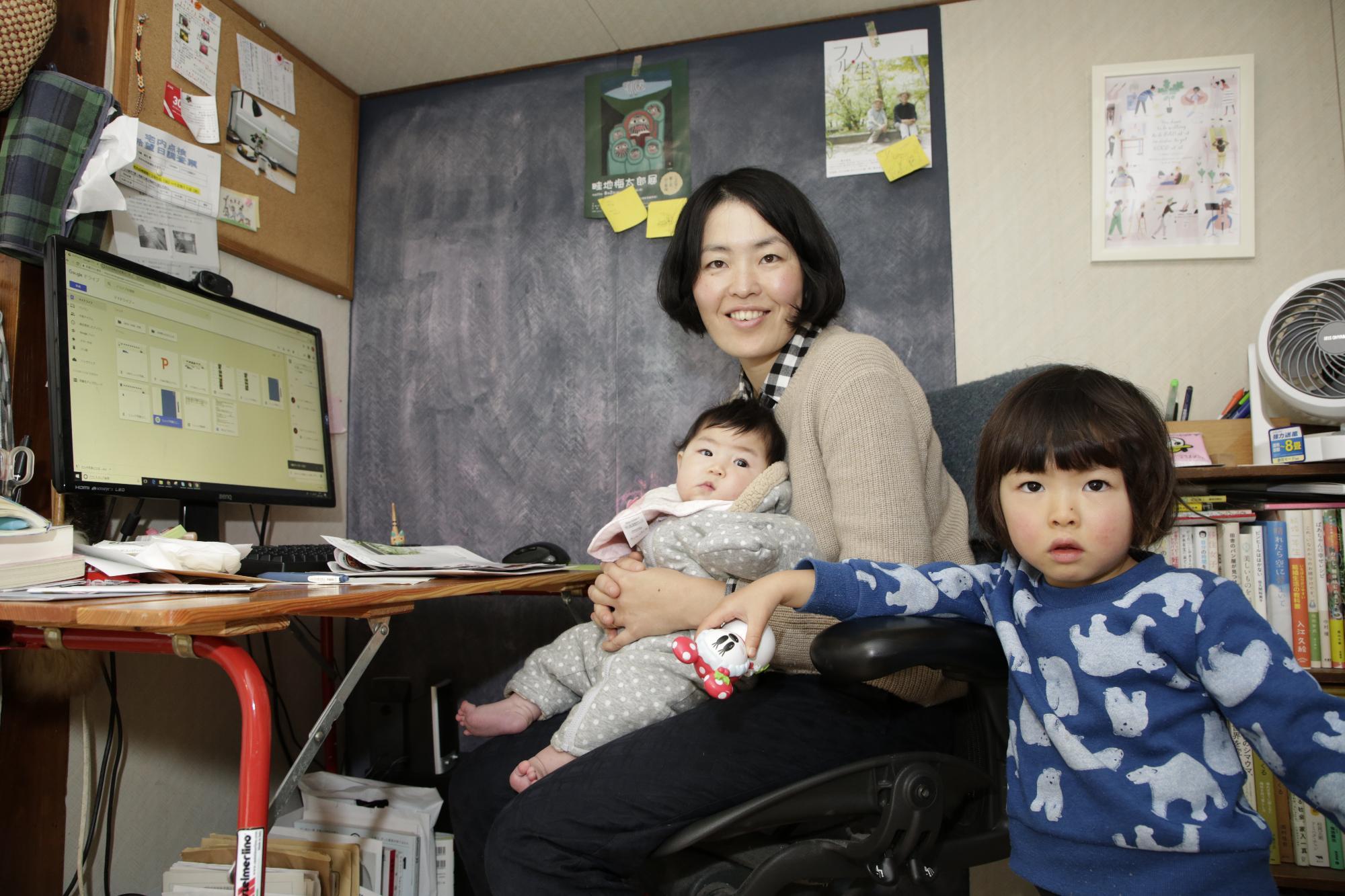 加藤さんと二人の子どもの写真