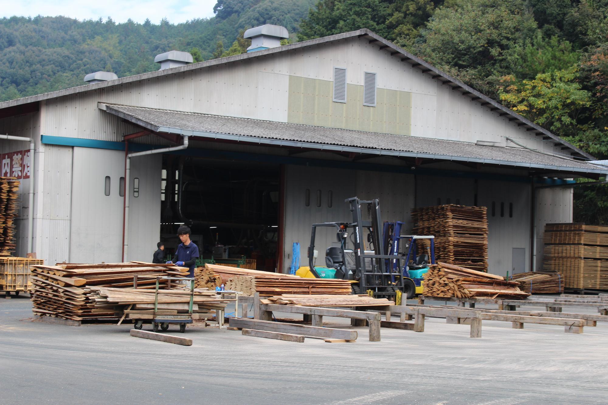 三角屋根の工場の外観の写真