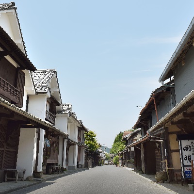 道沿いに瓦屋根の建物が続く、街並みの写真