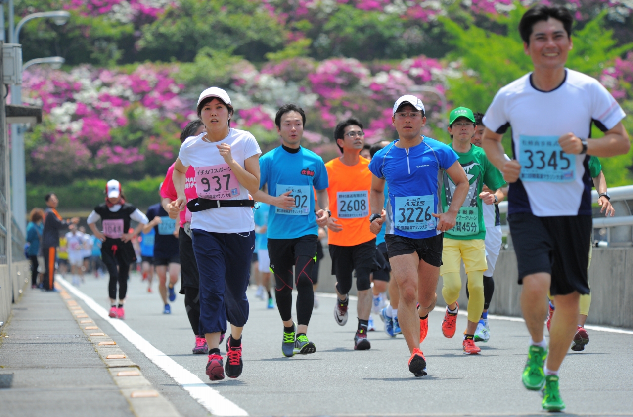 四国せいよ朝霧湖マラソンランナーの様子