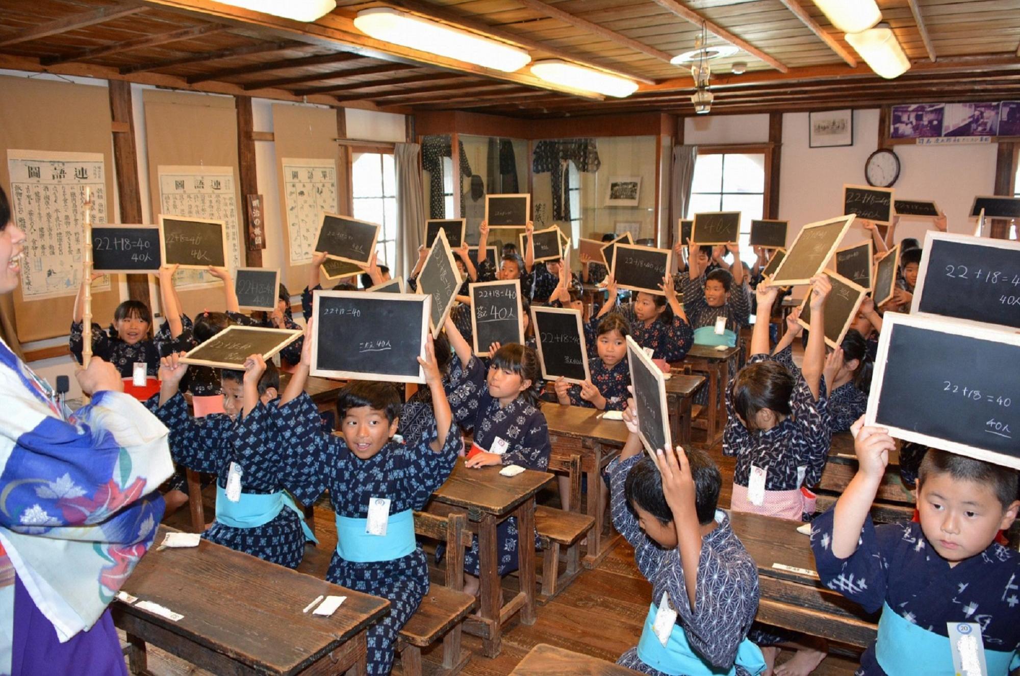 明治の学校授業の様子写真