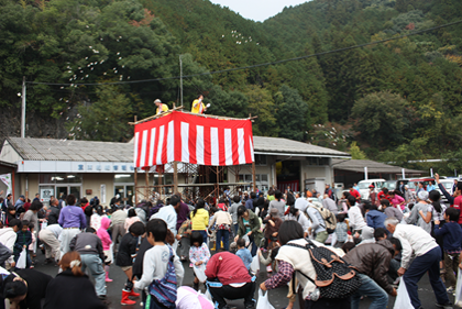 奥伊予ふるさと祭りのもちまき