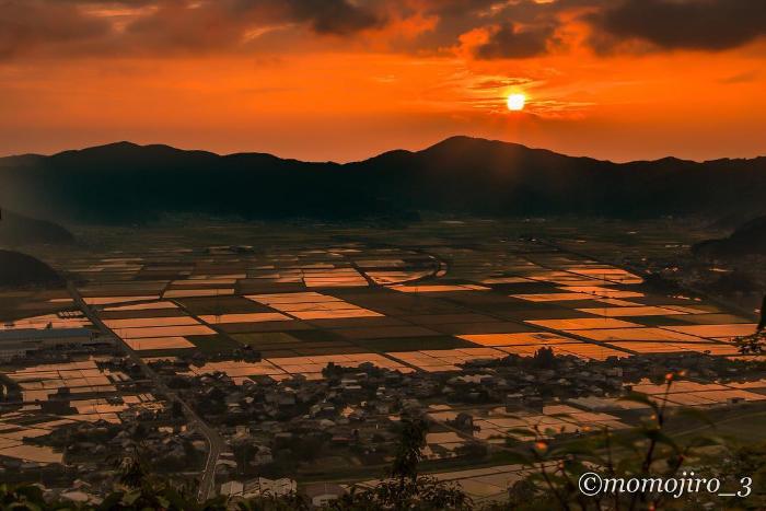 夕日に染まる宇和盆地