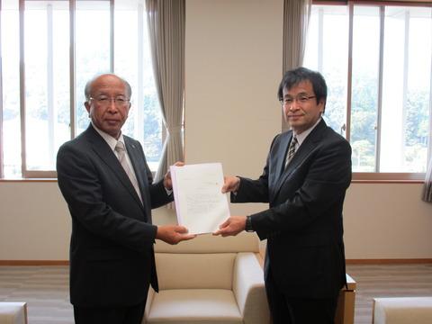 三好市長へ総合計画答申を手渡しする坂本会長