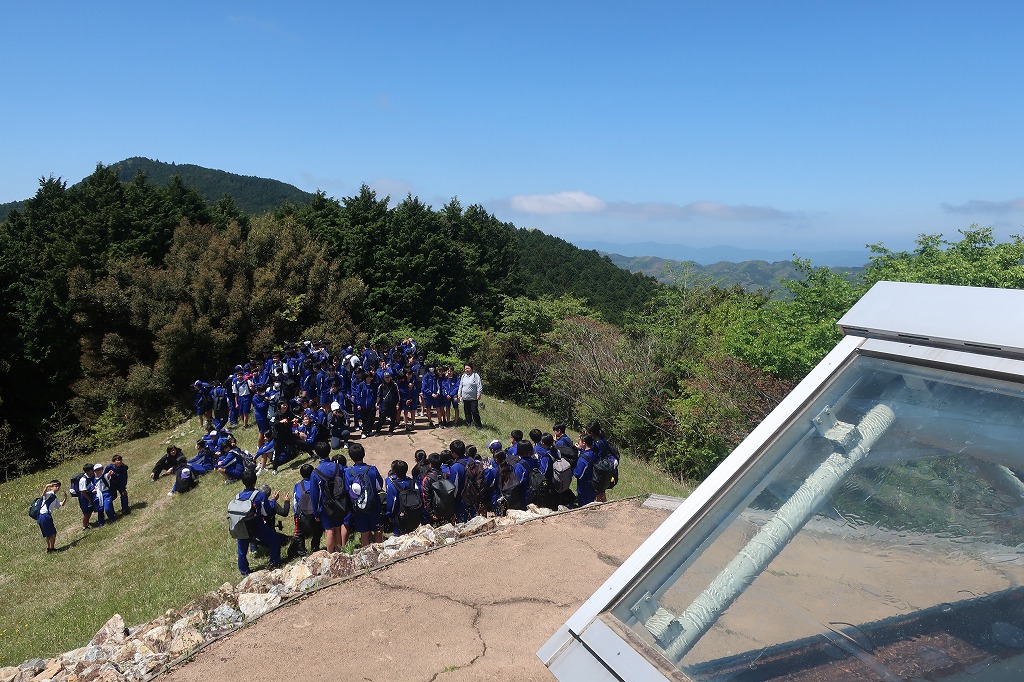 宇和中学生、笠置峠古墳へ遠足1