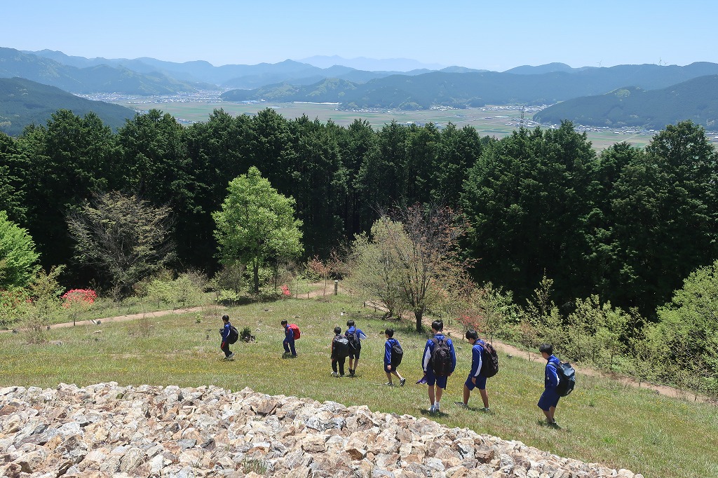 宇和中学生、笠置峠古墳へ遠足2