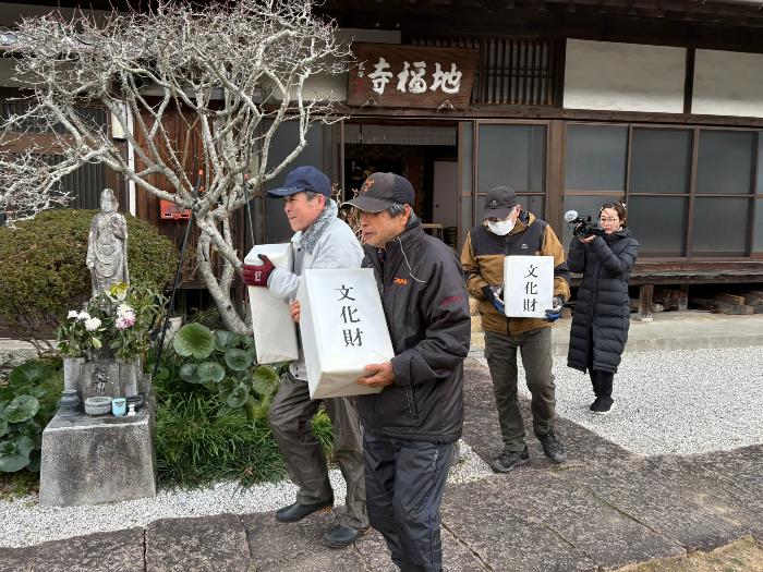 文化財を搬出している様子