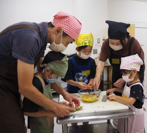 親子で協力しながら調理に挑戦