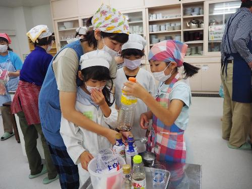 親子で協力しながら調理に挑戦