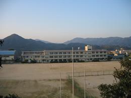 野村中学校の校舎の写真