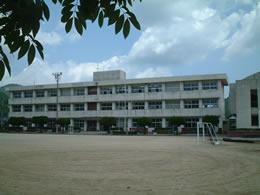 田之筋小学校の校舎の写真