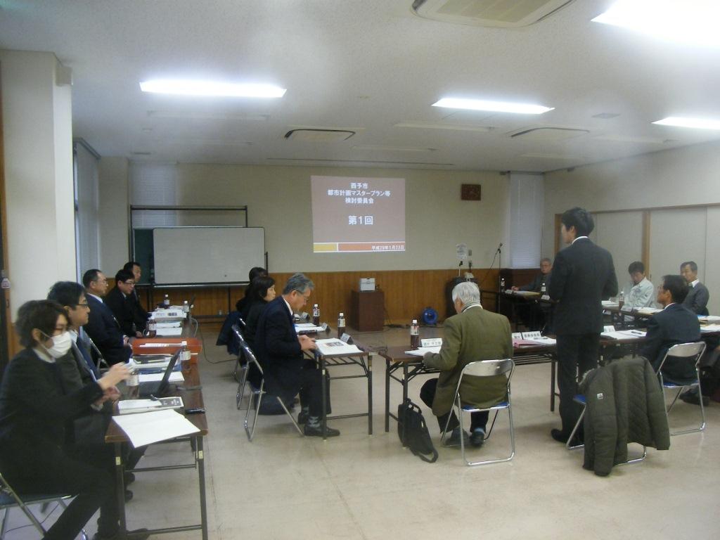 会議室で第1回検討委員会を開催している写真.JPG