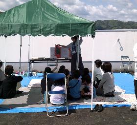 屋上読み聞かせ