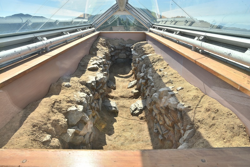 笠置峠古墳に復元された竪穴式石槨