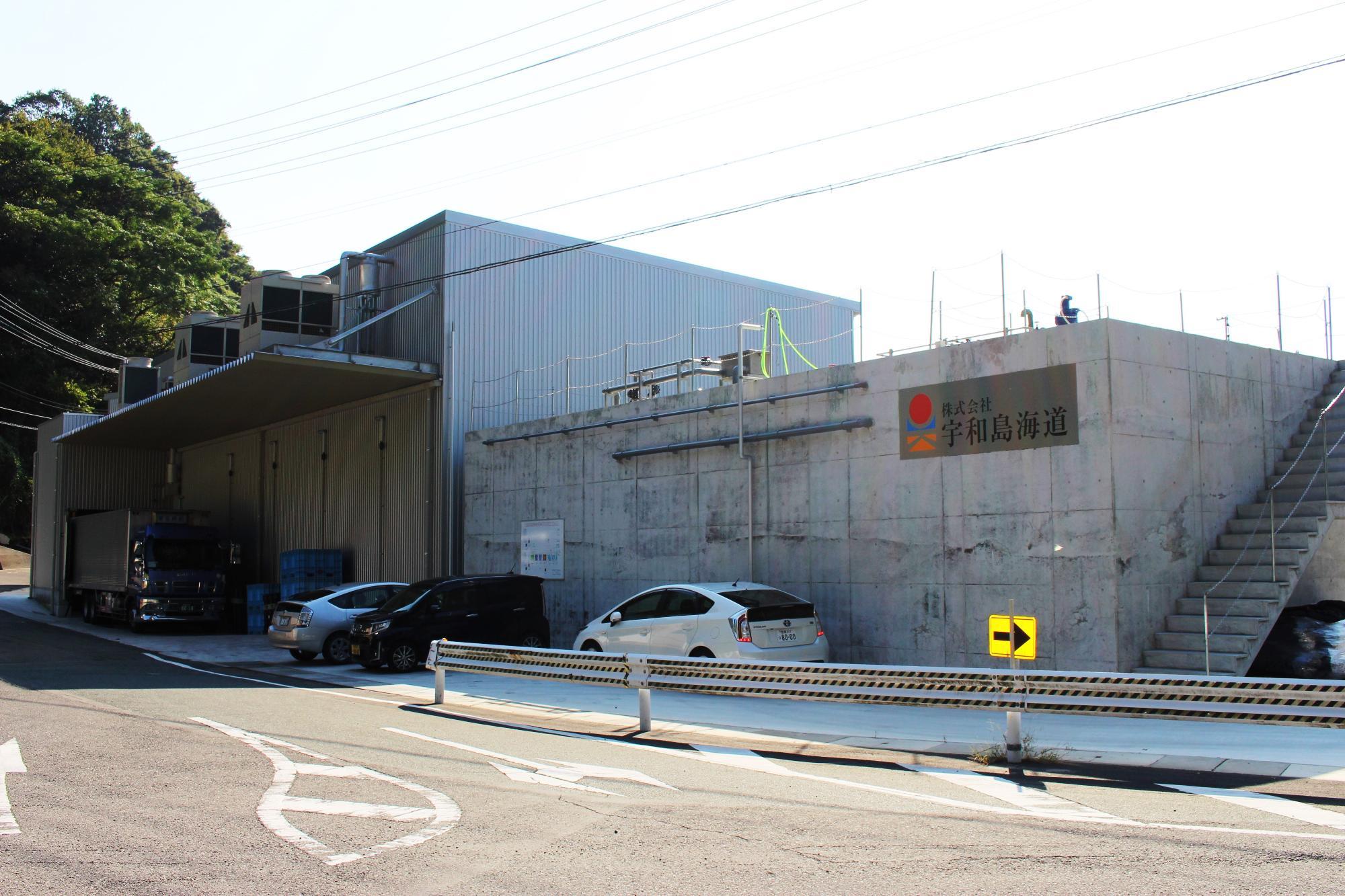 株式会社 宇和島海道のコンクリート壁の外観の写真