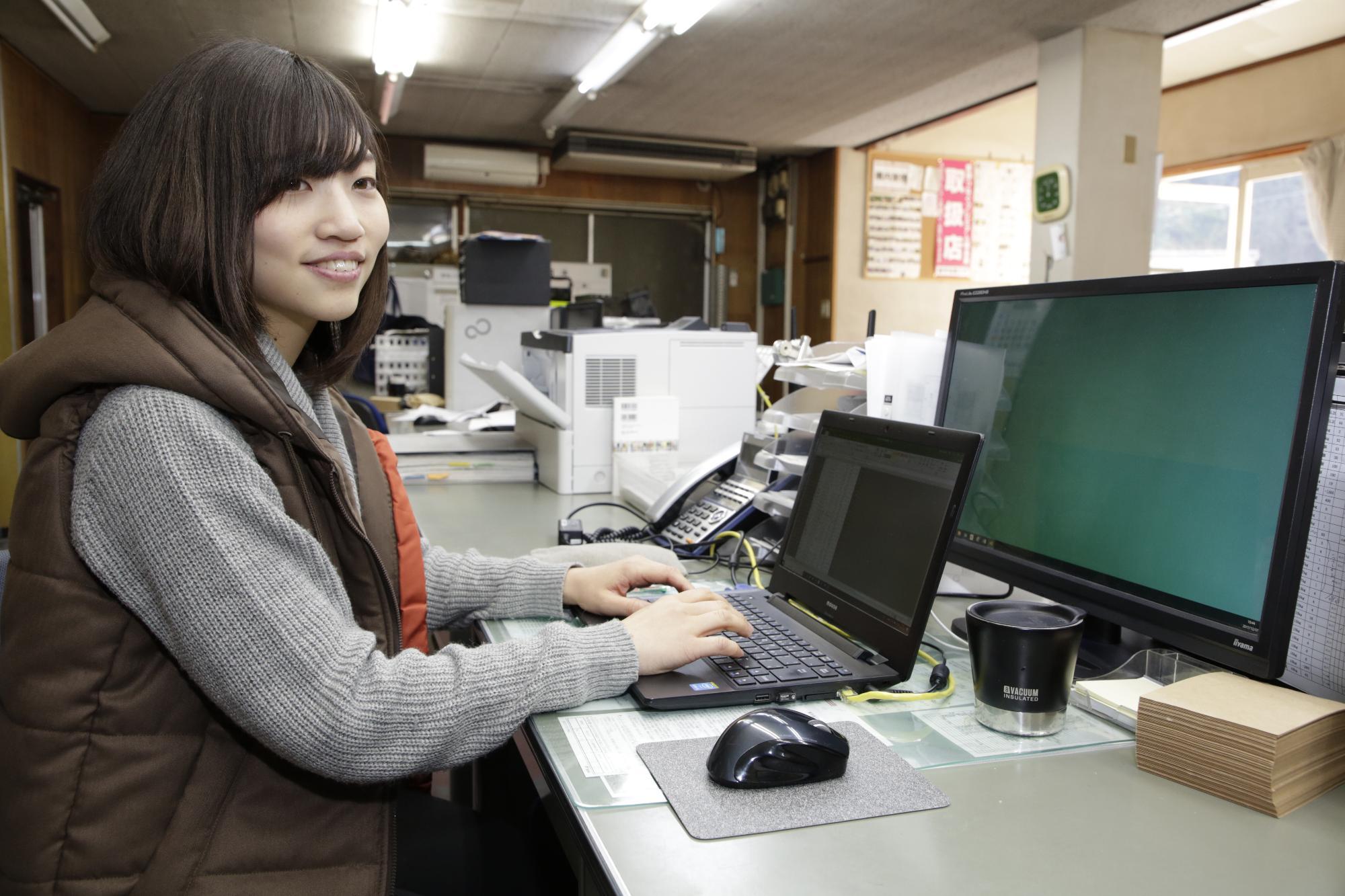 パソコンを操作する豊吉さんの写真