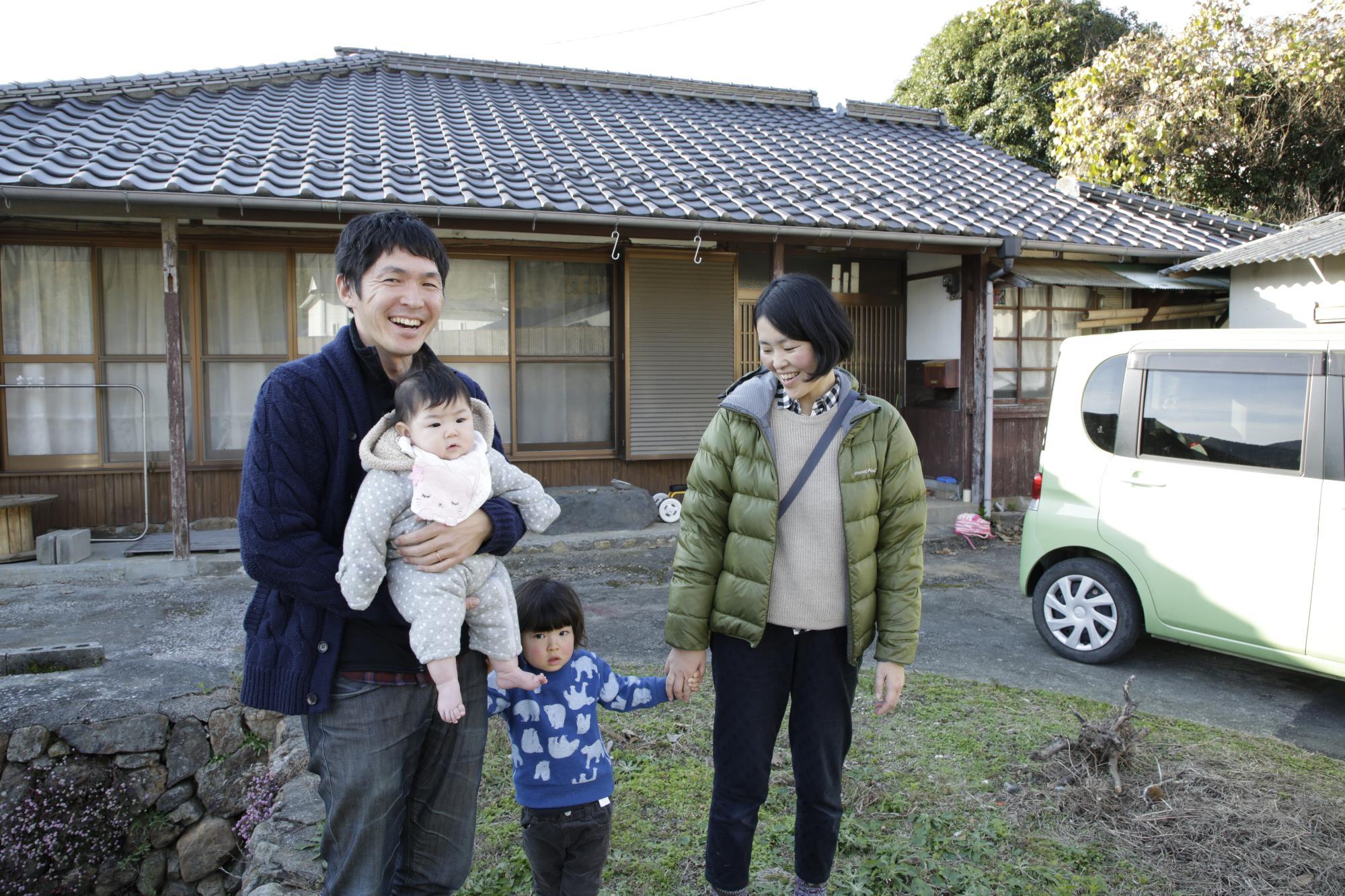 笑顔の加藤さん一家の写真