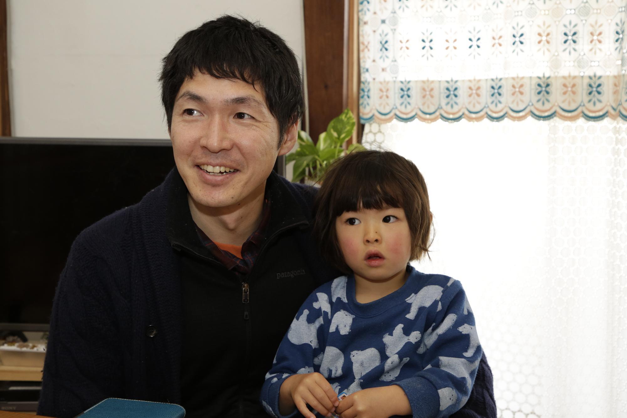 微笑む加藤さんとその子どもの写真
