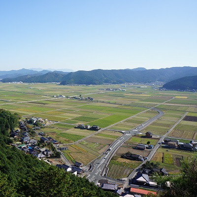 空から見た、緑豊かな西予市の写真