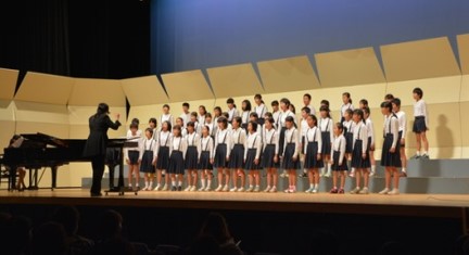 宮中雲子音楽祭で合唱する参加団体写真
