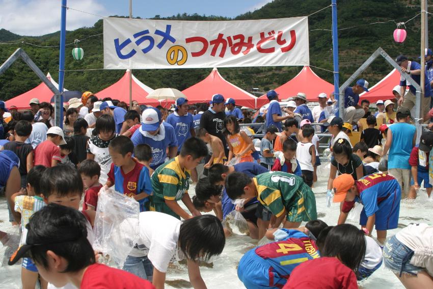 奥地の海のかーにばる ヒラメのつかみどり写真