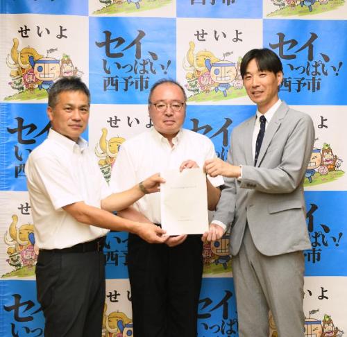西予市中学校再編検討委員会答申書提出
