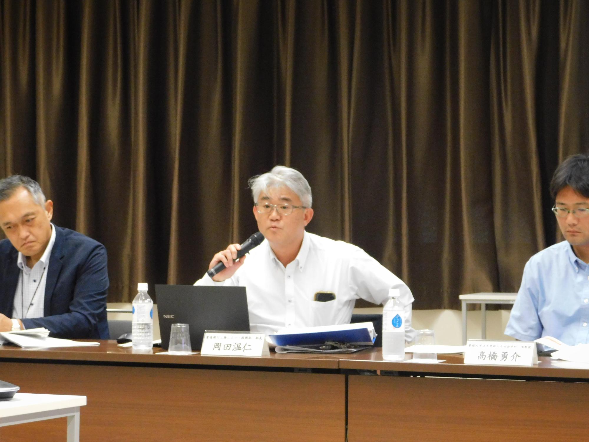 会議の様子1-1